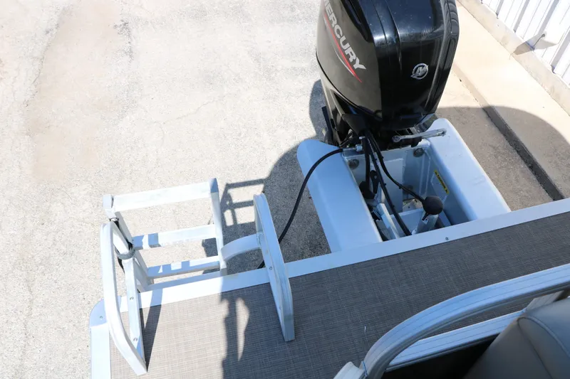 Slide: The Image of SunTracker Party Barge 20 Deluxe 2021 - 35