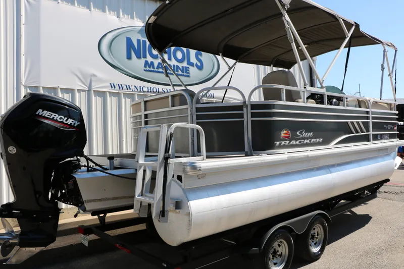 Slide: The Image of SunTracker Party Barge 20 Deluxe 2021 - 5