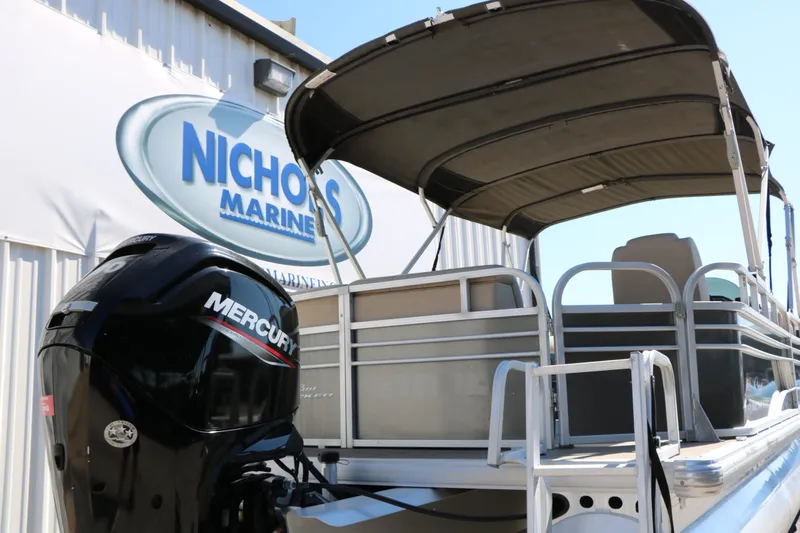 Slide: The Image of SunTracker Party Barge 20 Deluxe 2021 - 6