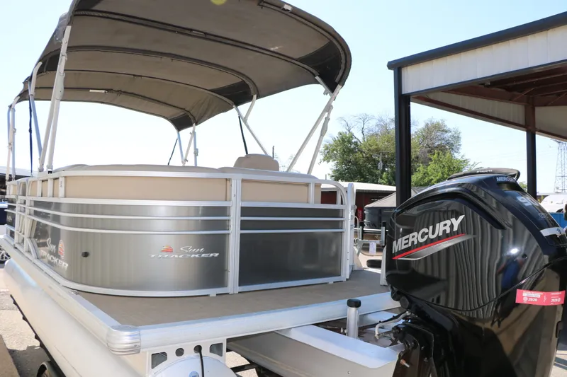 Slide: The Image of SunTracker Party Barge 20 Deluxe 2021 - 8