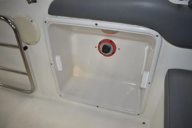 Slide: The Image of Stingray 240CS 2002 - 35