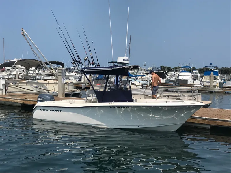 The Image of Sea Hunt 232 TRITON CENTER CONSOLE 2004 - 6