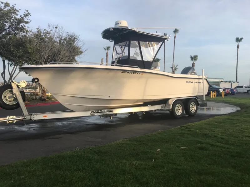 Slide: The Image of Sea Hunt 232 TRITON CENTER CONSOLE 2004 - 0