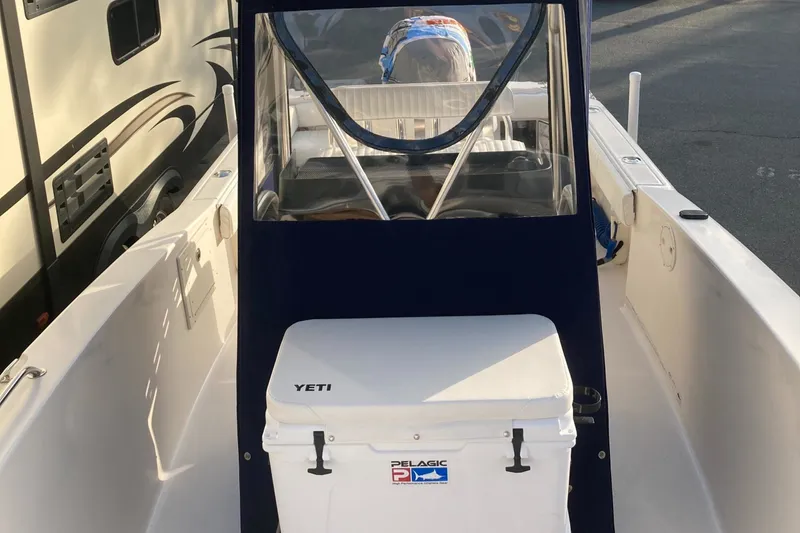 Slide: The Image of Sea Hunt 232 TRITON CENTER CONSOLE 2004 - 4
