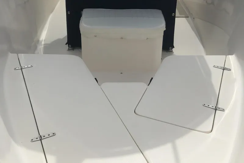 Slide: The Image of Sea Hunt 232 TRITON CENTER CONSOLE 2004 - 3