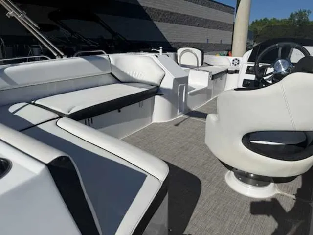 Slide: The Image of Stingray 212SC 2025 - 3