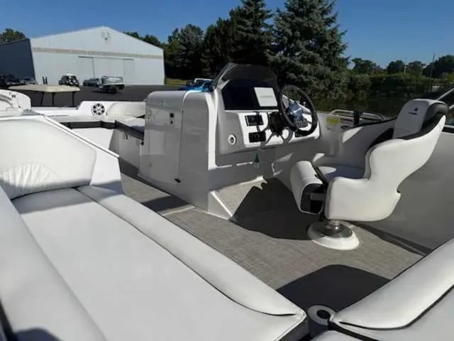 Slide: The Image of Stingray 212SC 2025 - 6