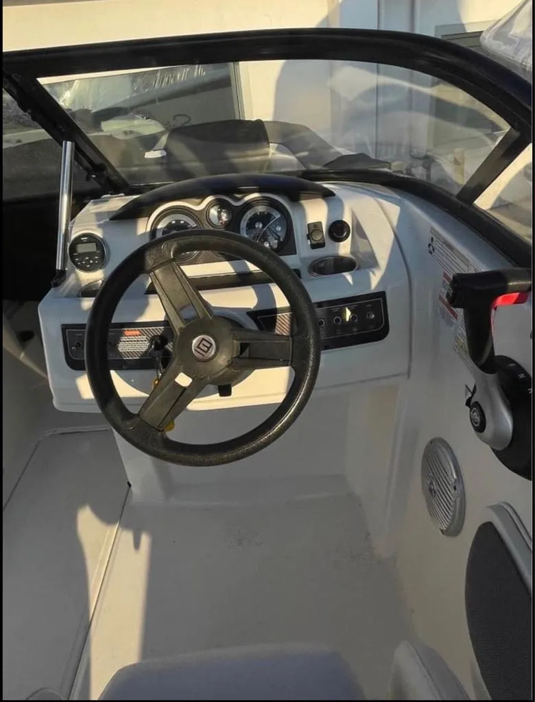 Slide: The Image of Bayliner 215 Deck Boat 2016 - 11