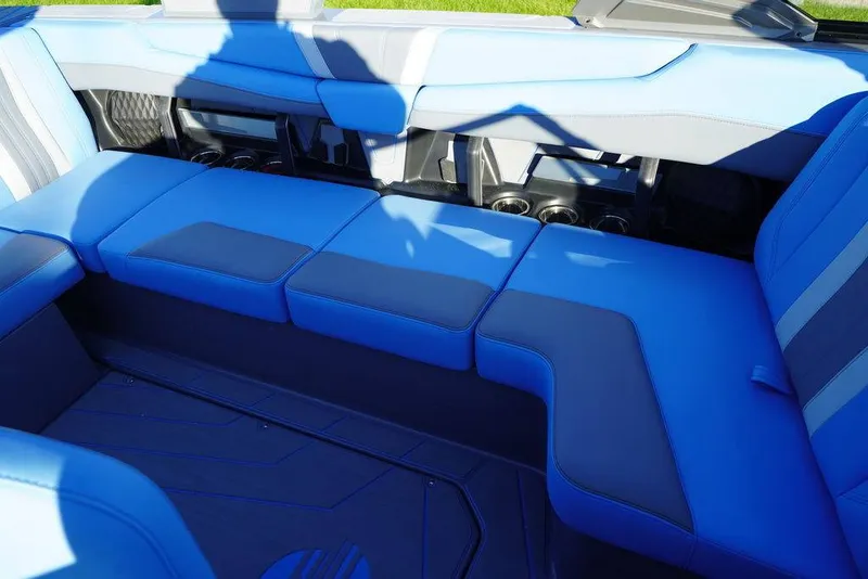 Slide: The Image of Malibu Boats 22 LSV 2026 - 9