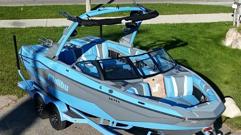 Slide: The Image of Malibu Boats 22 LSV 2026 - 1