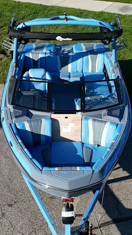 Slide: The Image of Malibu Boats 22 LSV 2026 - 4