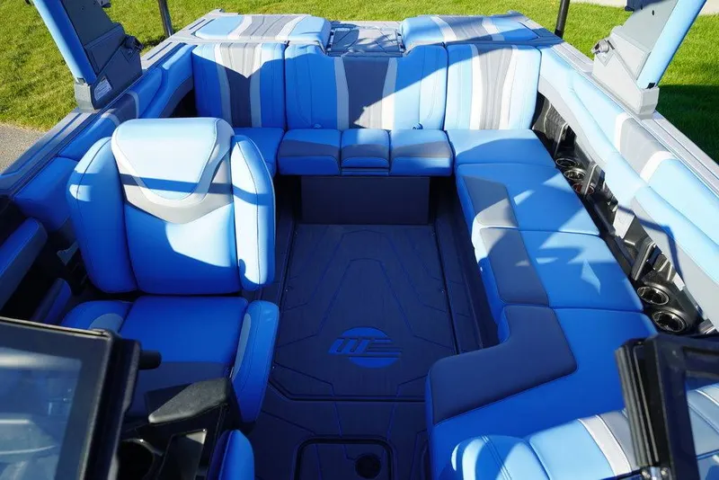 Slide: The Image of Malibu Boats 22 LSV 2026 - 17