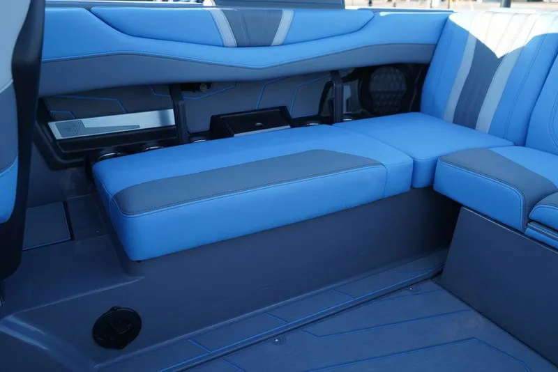 Slide: The Image of Malibu Boats 22 LSV 2026 - 13