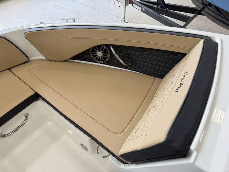 Slide: The Image of Sea Ray SPX 210 Outboard 2027 - 32