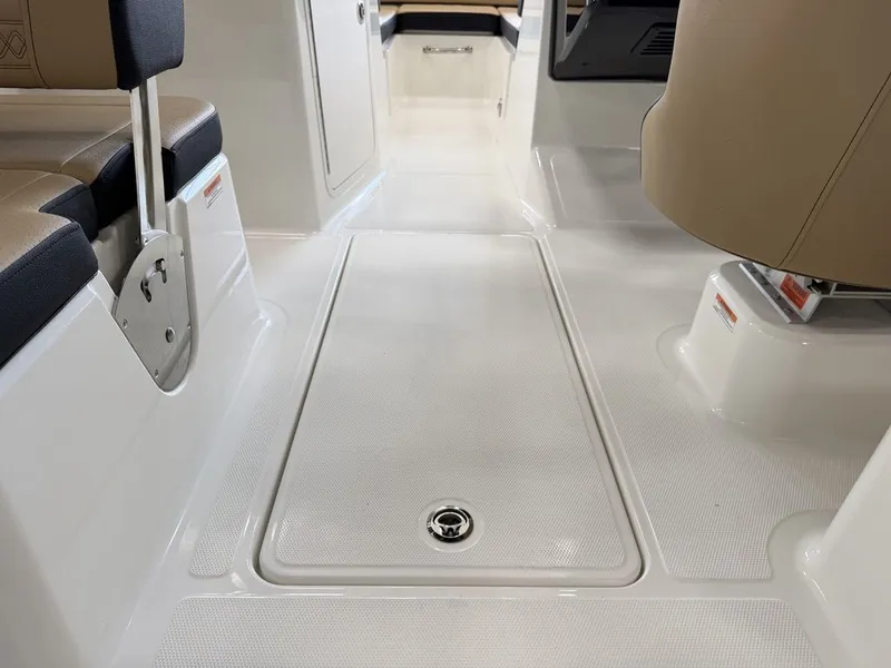 Slide: The Image of Sea Ray SPX 210 Outboard 2027 - 38