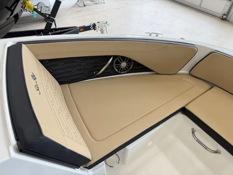 Slide: The Image of Sea Ray SPX 210 Outboard 2027 - 33
