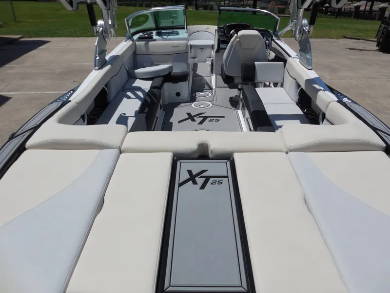 Slide: The Image of MasterCraft XT 25 2019 - 11