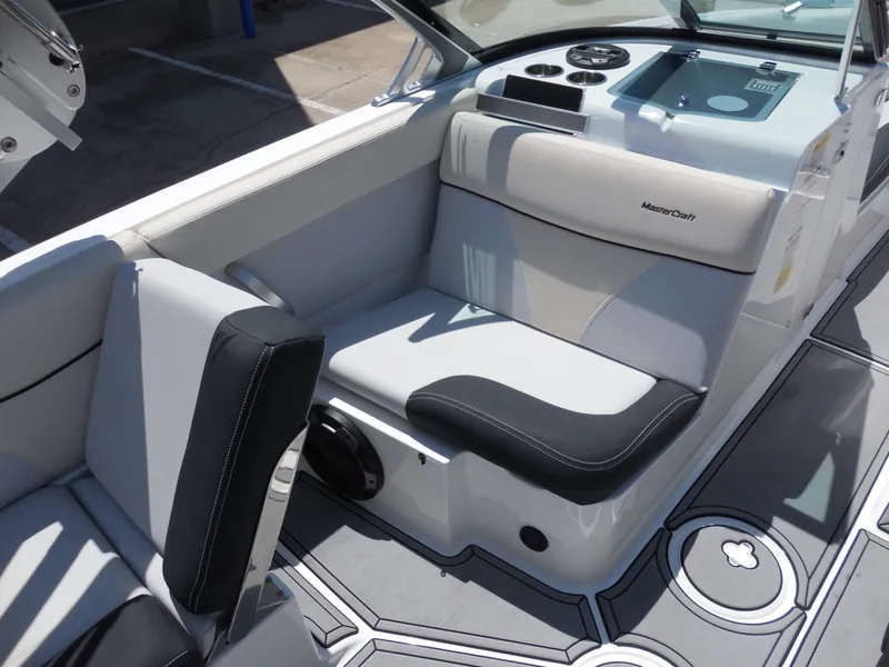 Slide: The Image of MasterCraft XT 25 2019 - 14