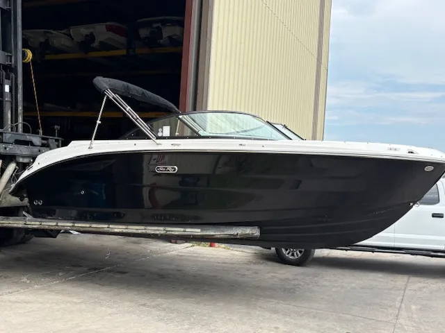 Slide: The Image of Sea Ray 230 SDX 2026 - 6