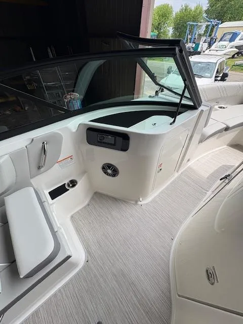 Slide: The Image of Sea Ray 230 SDX 2026 - 5