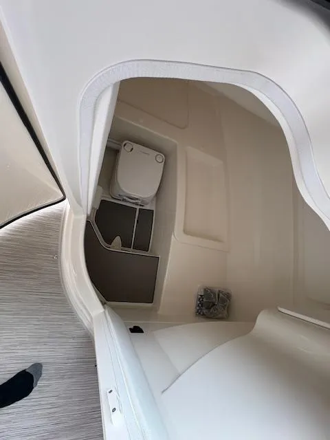 Slide: The Image of Sea Ray 230 SDX 2026 - 3