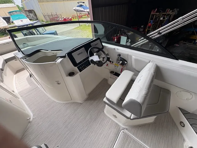 Slide: The Image of Sea Ray 230 SDX 2026 - 4