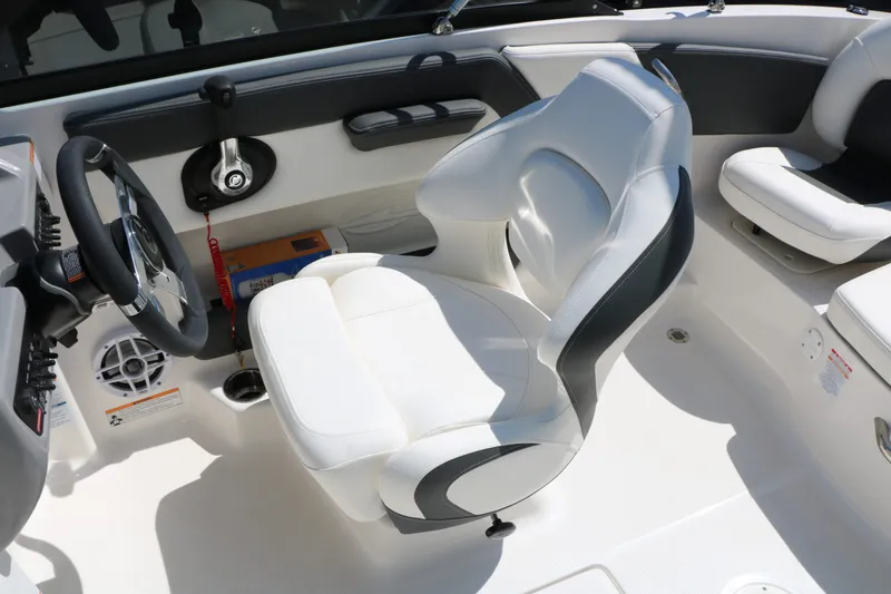 Slide: The Image of Chaparral 21 SSi Ski/Fish 2025 - 34