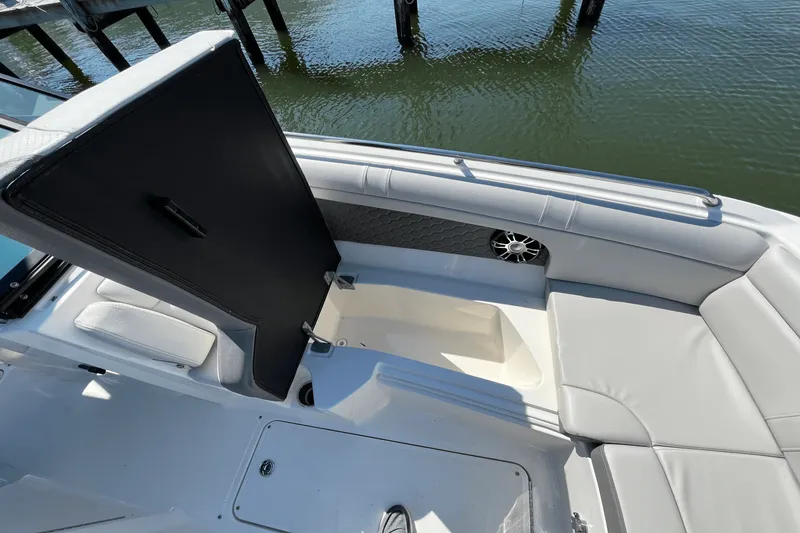 Slide: The Image of Sea Ray 270SDX 2022 - 15