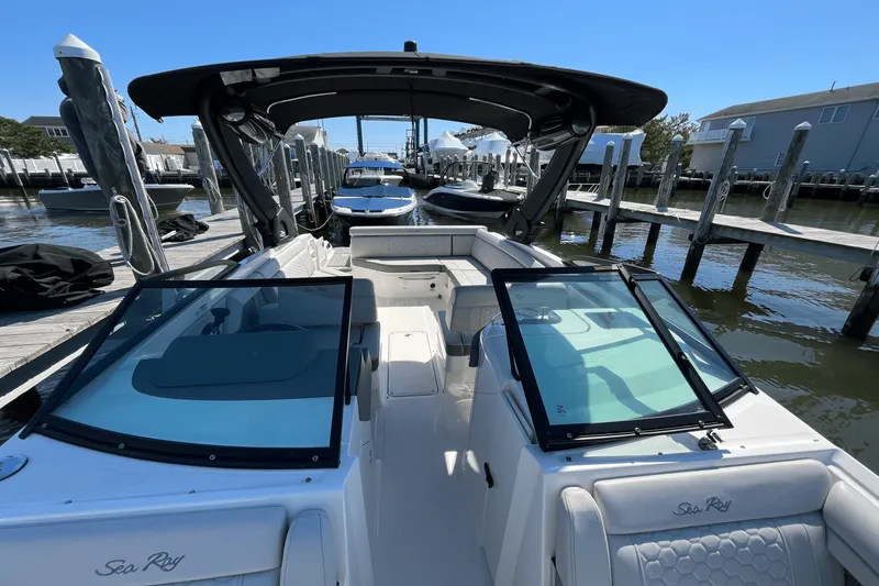 Slide: The Image of Sea Ray 270SDX 2022 - 17