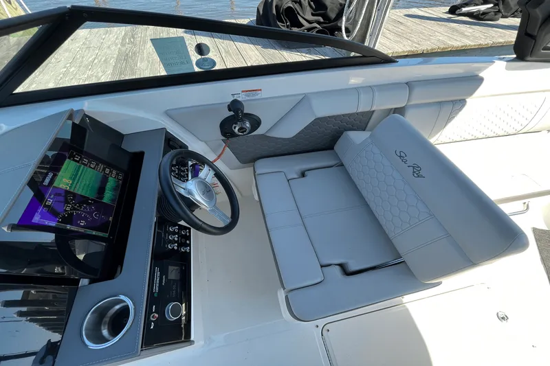 Slide: The Image of Sea Ray 270SDX 2022 - 19