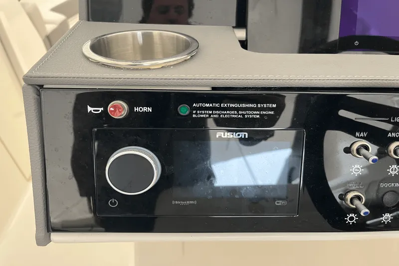 Slide: The Image of Sea Ray 270SDX 2022 - 21