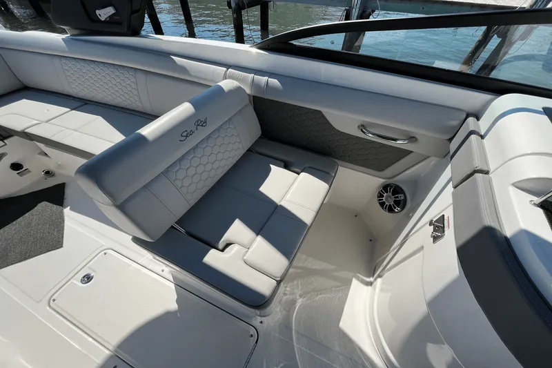 Slide: The Image of Sea Ray 270SDX 2022 - 23