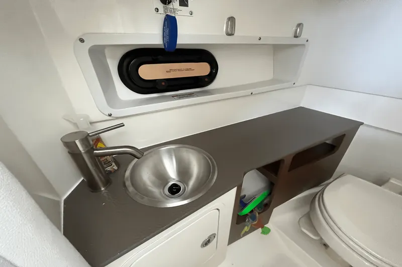 Slide: The Image of Sea Ray 270SDX 2022 - 28