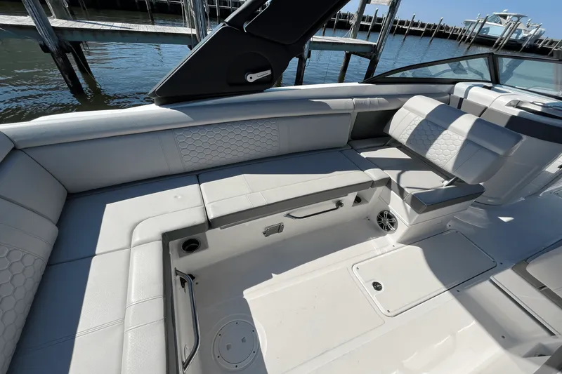 Slide: The Image of Sea Ray 270SDX 2022 - 31