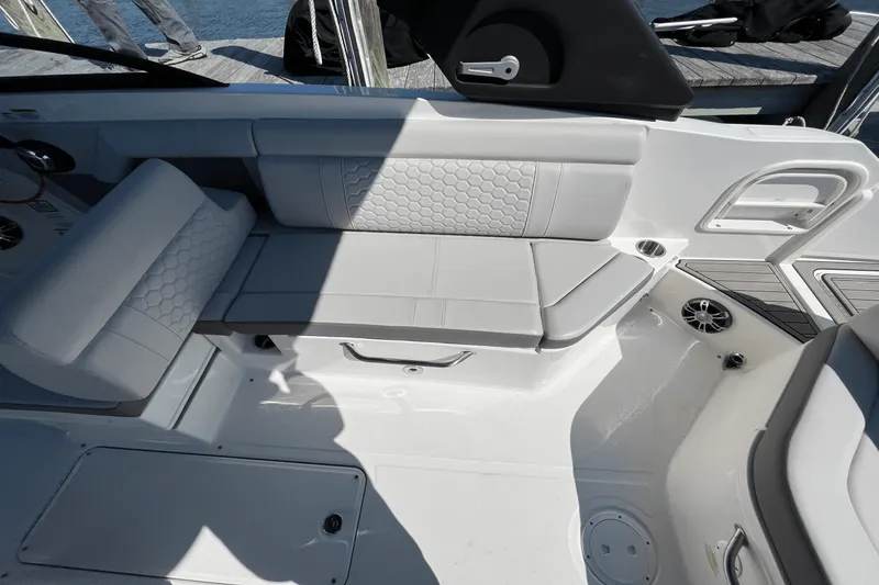 Slide: The Image of Sea Ray 270SDX 2022 - 32