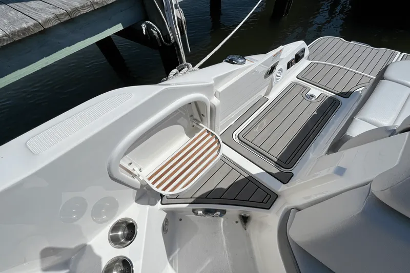 Slide: The Image of Sea Ray 270SDX 2022 - 37