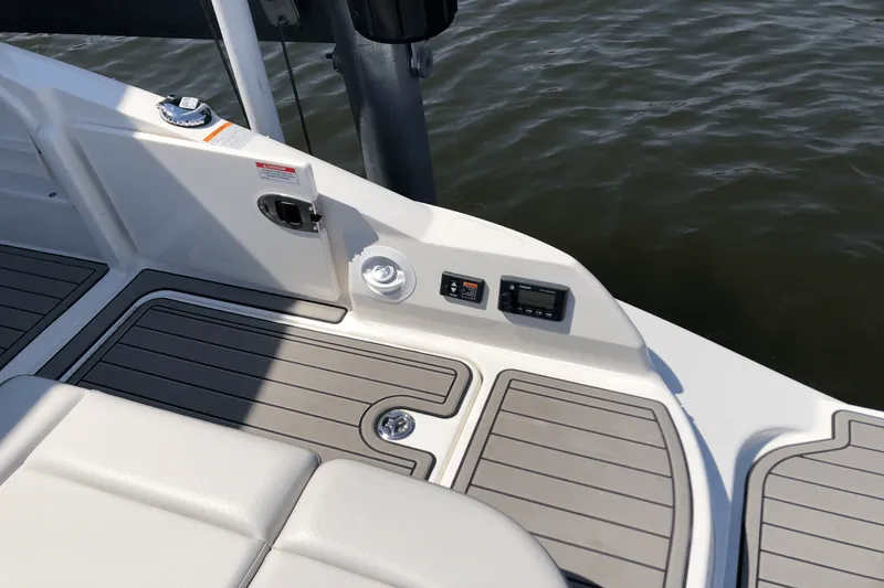 Slide: The Image of Sea Ray 270SDX 2022 - 38