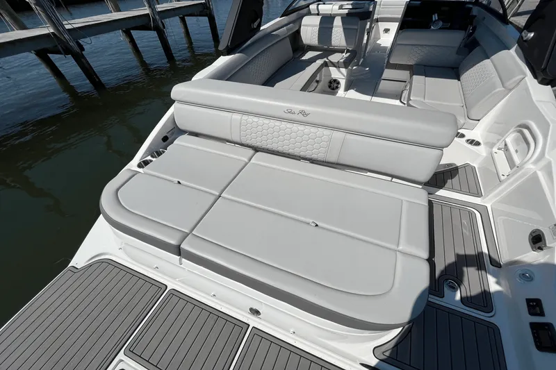 Slide: The Image of Sea Ray 270SDX 2022 - 39