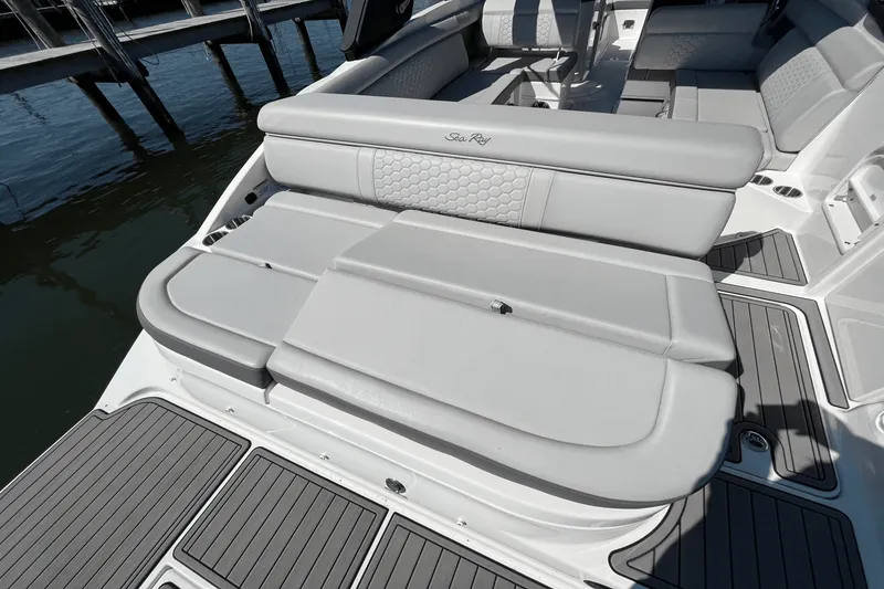 Slide: The Image of Sea Ray 270SDX 2022 - 40