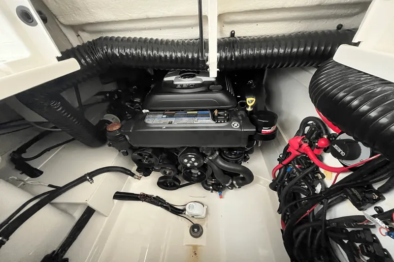 Slide: The Image of Sea Ray 270SDX 2022 - 42