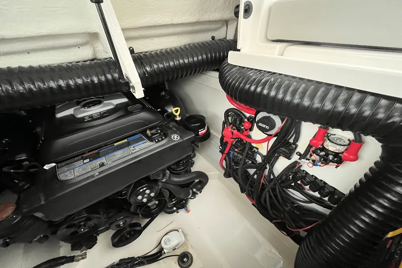 Slide: The Image of Sea Ray 270SDX 2022 - 44