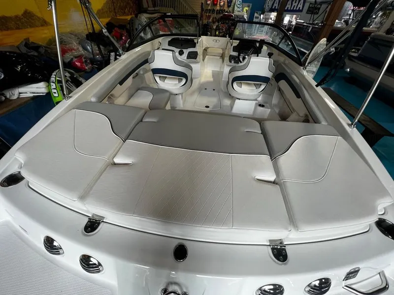 Slide: The Image of Tahoe 210 Si 2023 - 16