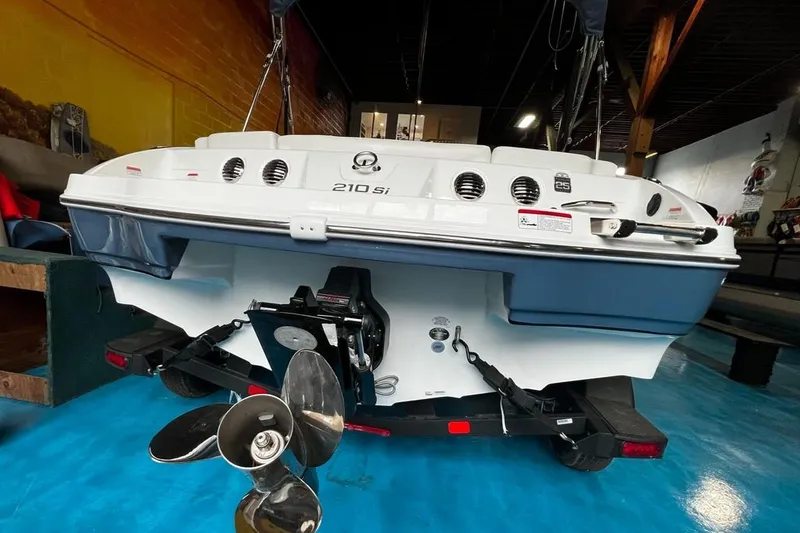 Slide: The Image of Tahoe 210 Si 2023 - 37