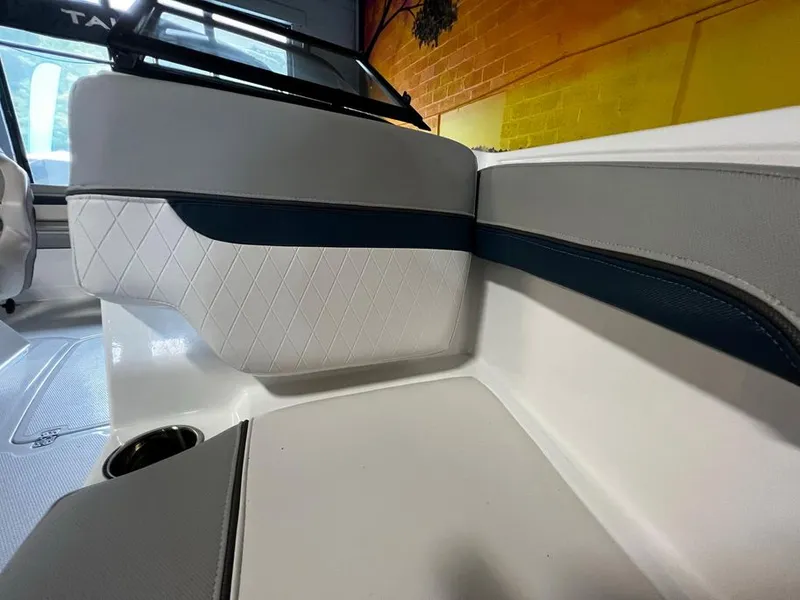 Slide: The Image of Tahoe 210 Si 2023 - 30