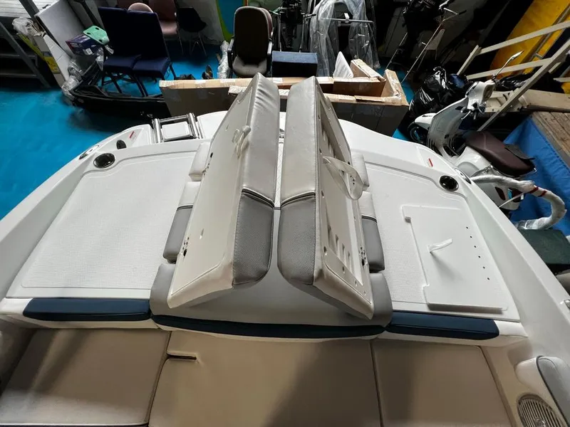 Slide: The Image of Tahoe 210 Si 2023 - 23