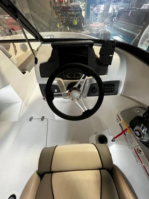 Slide: The Image of Tahoe 210 Si 2023 - 17
