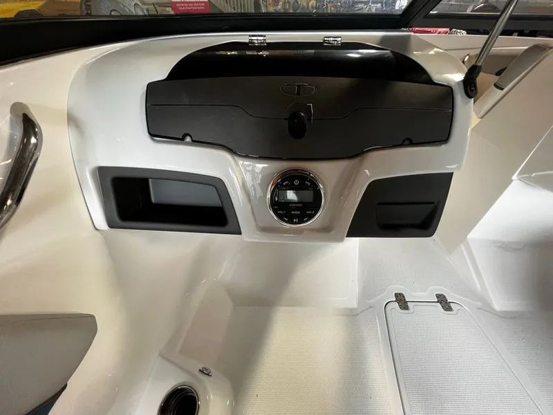 Slide: The Image of Tahoe 210 Si 2023 - 25
