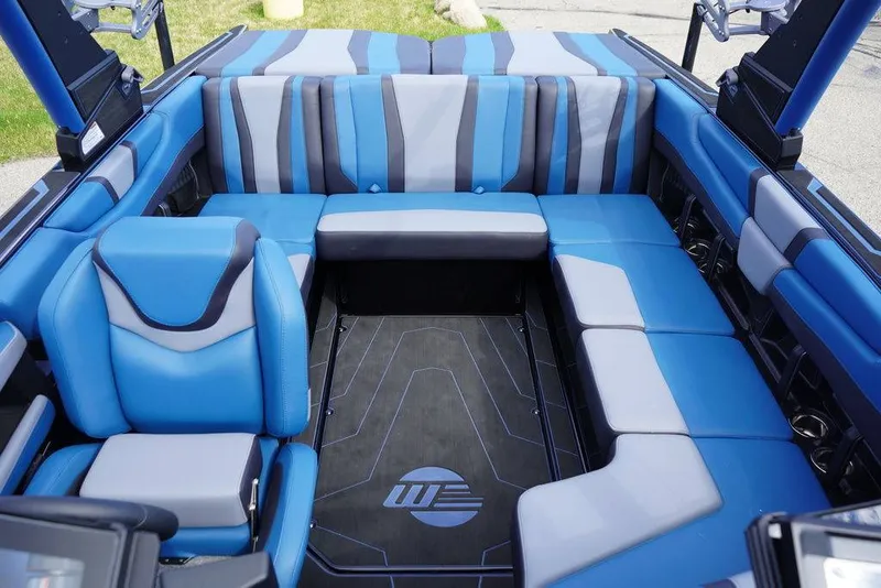 Slide: The Image of Malibu Boats 21 LX 2026 - 4