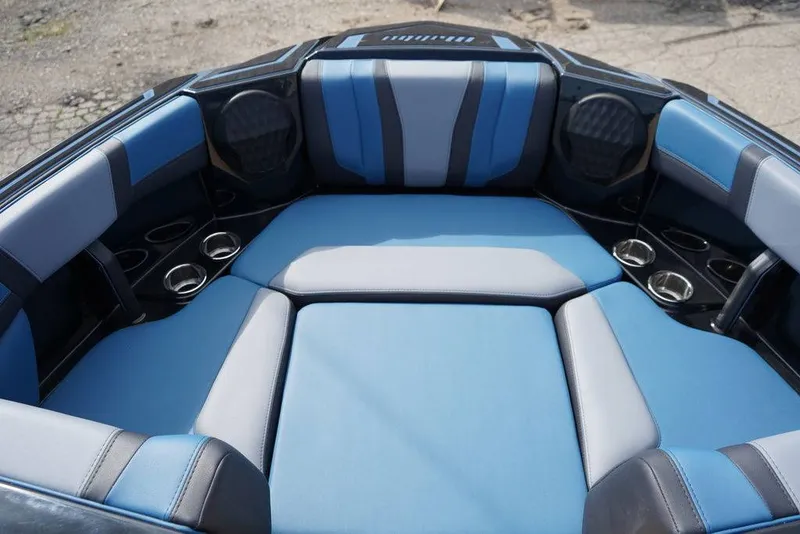 Slide: The Image of Malibu Boats 21 LX 2026 - 5