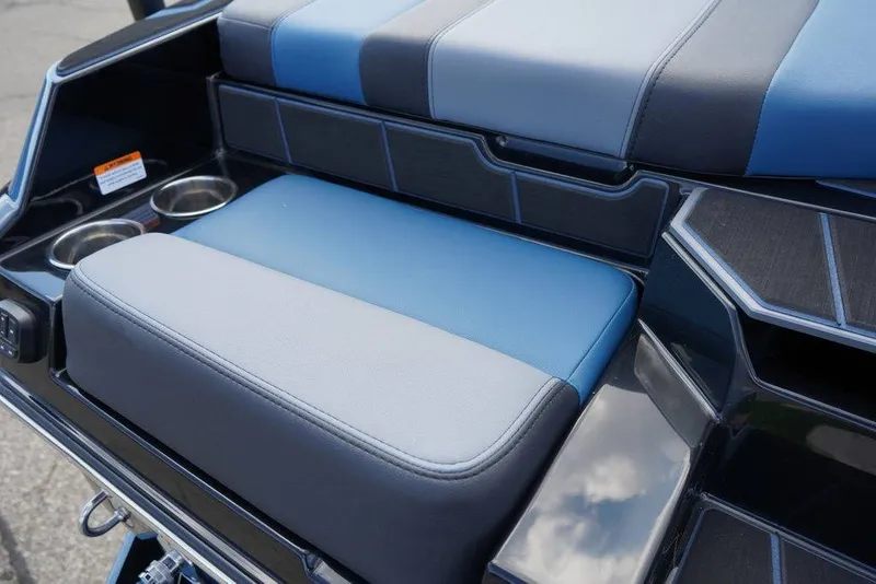 Slide: The Image of Malibu Boats 21 LX 2026 - 3